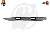 Apdailos juosta ant bagažinės dangčio internetu